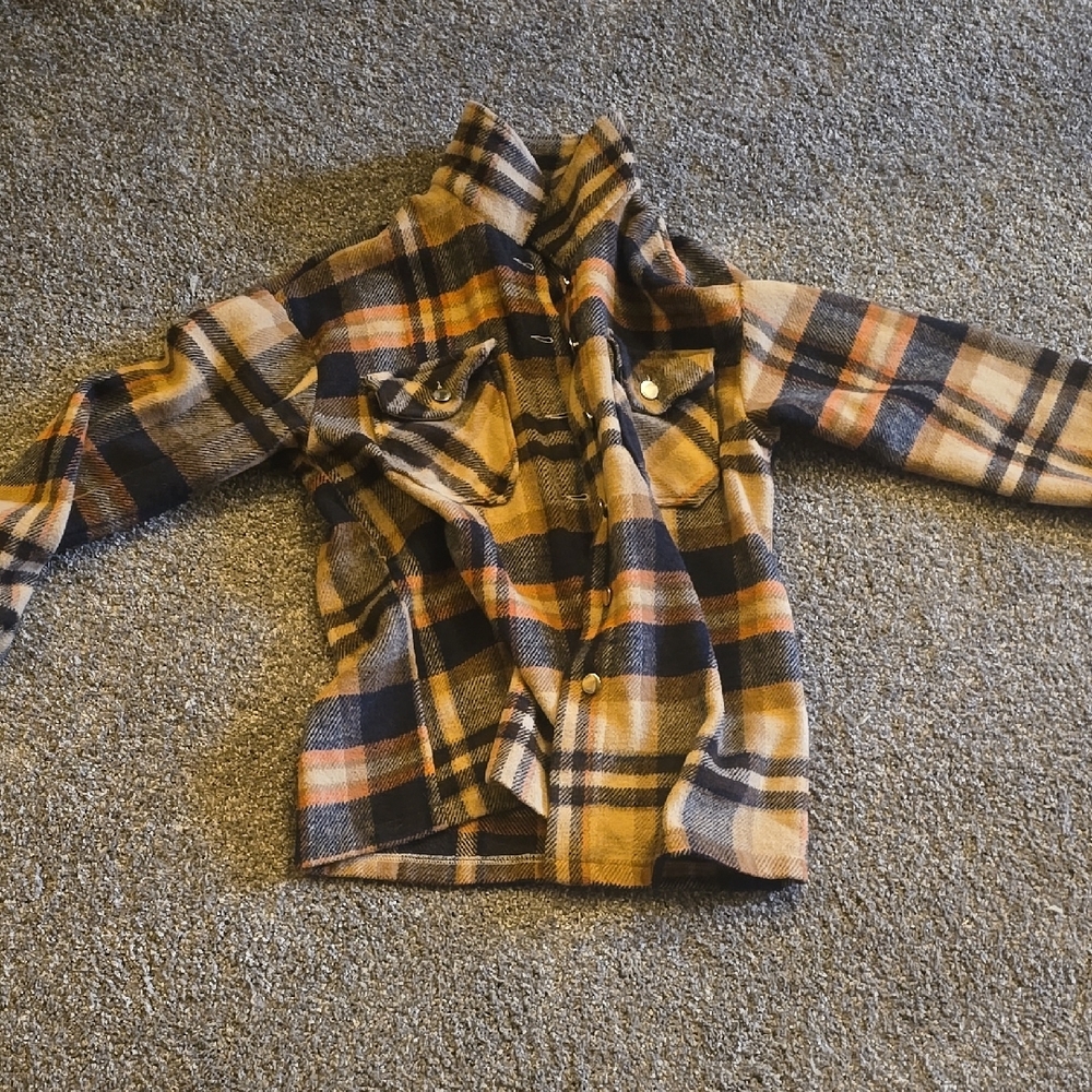 Thicker flannel with buttons size med